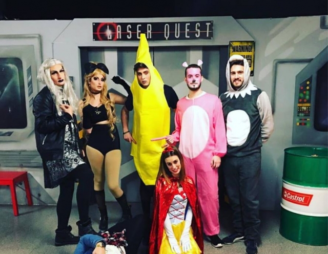 Disfrazados en el centro laser